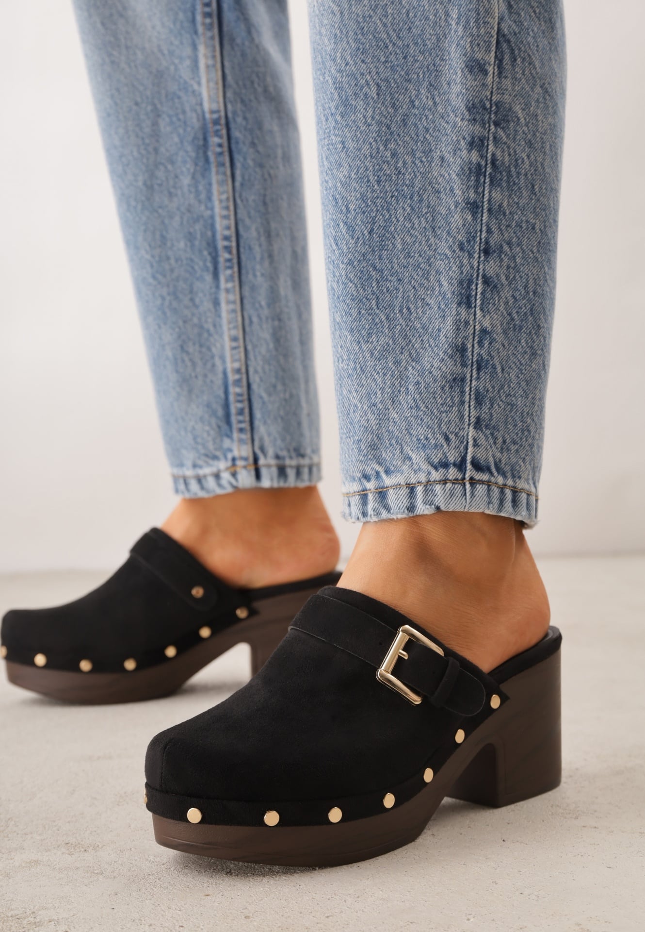 Czarne Klapki Chodaki na Słupku z Cholewką z Nitami i Paskiem z Klamerką Jinnor