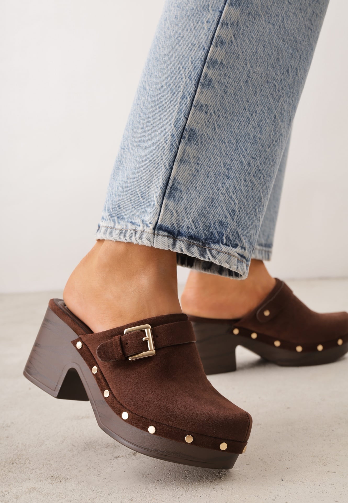 Ciemnobrązowe Klapki Chodaki na Słupku z Cholewką z Nitami i Paskiem z Klamerką Jinnor