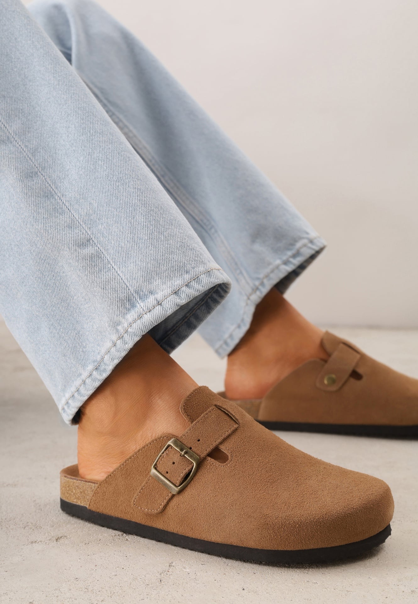 Jasnobrązowe Klapki Typu Chodaki z Zamszu Naturalnego z Klamrą Meridnore