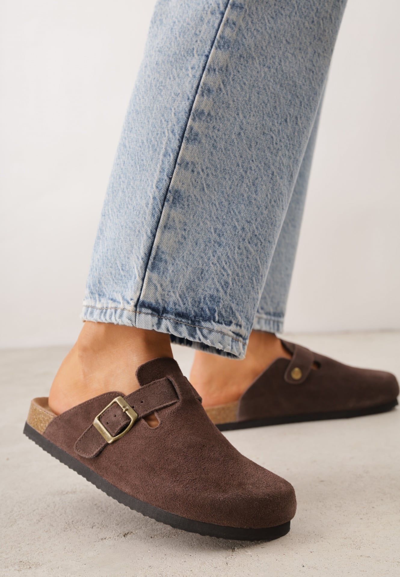 Brązowe Klapki Typu Chodaki z Zamszu Naturalnego z Klamrą Meridnore