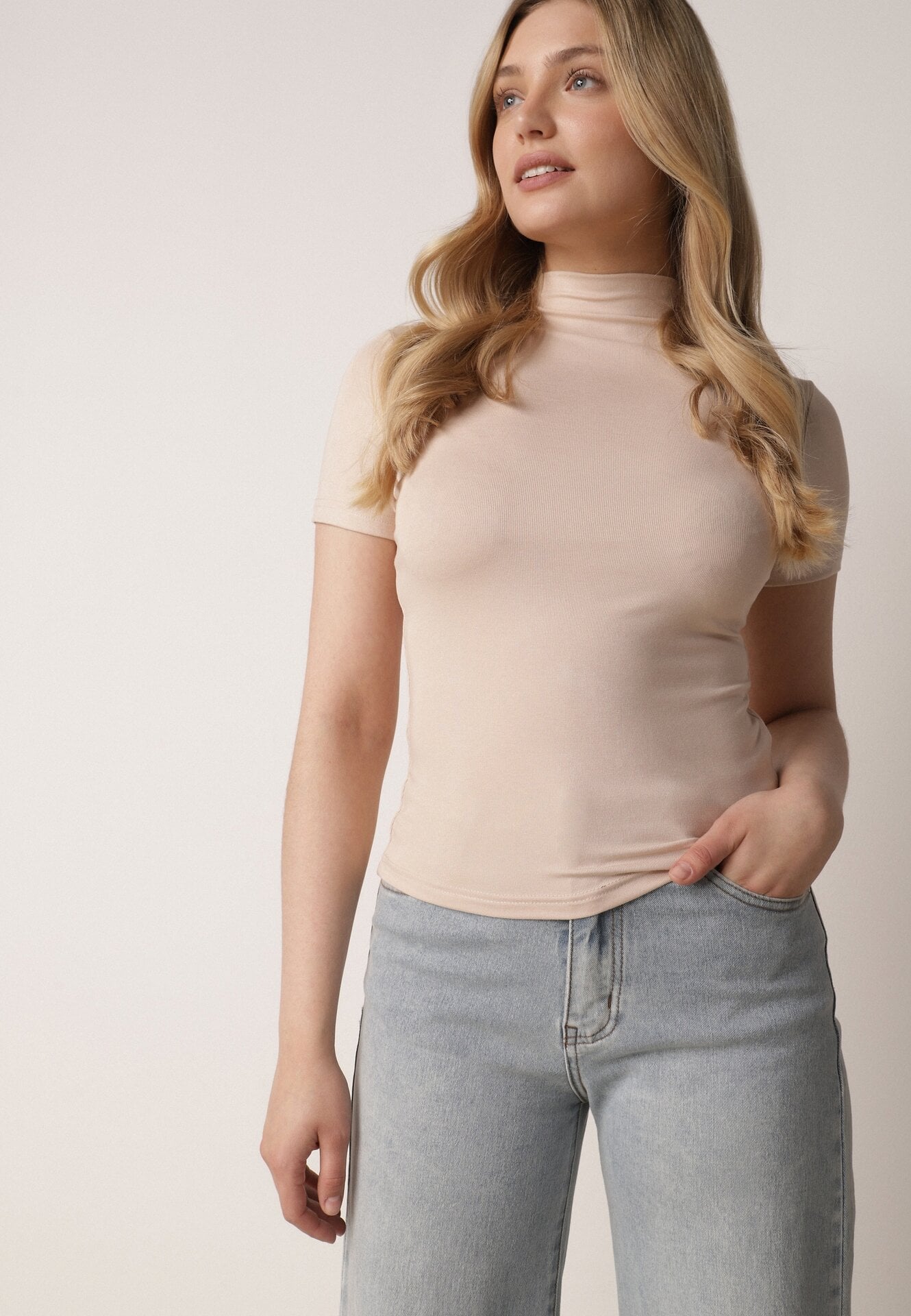 Jasnobeżowy Dopasowany T-shirt z Wiskozy z Golfem Isovera