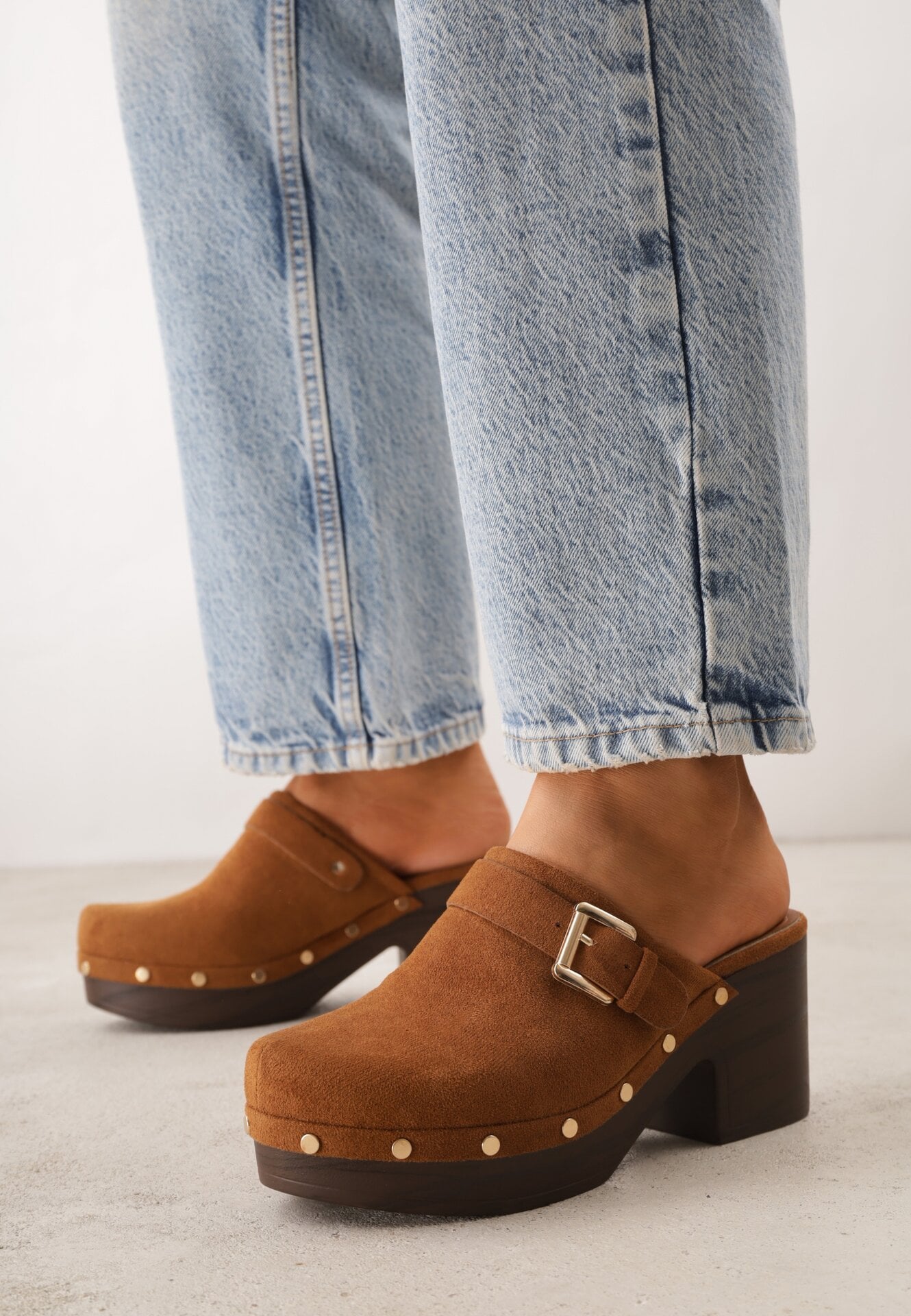 Brązowe Klapki Chodaki na Słupku z Imitacji Drewna Zdobione Nitami i Sprzączką Salona