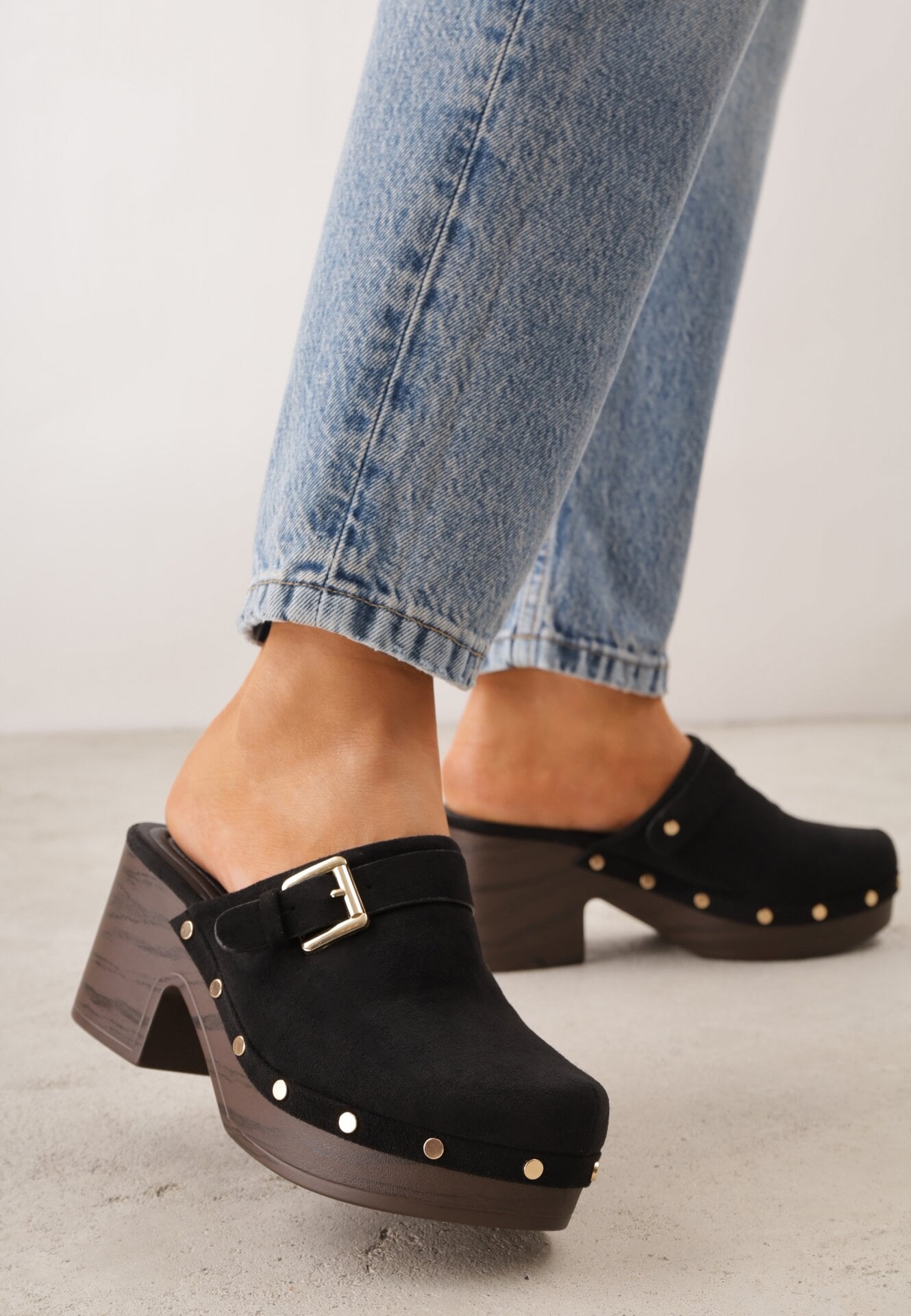 Czarne Klapki Chodaki na Słupku z Imitacji Drewna Zdobione Nitami i Sprzączką Salona