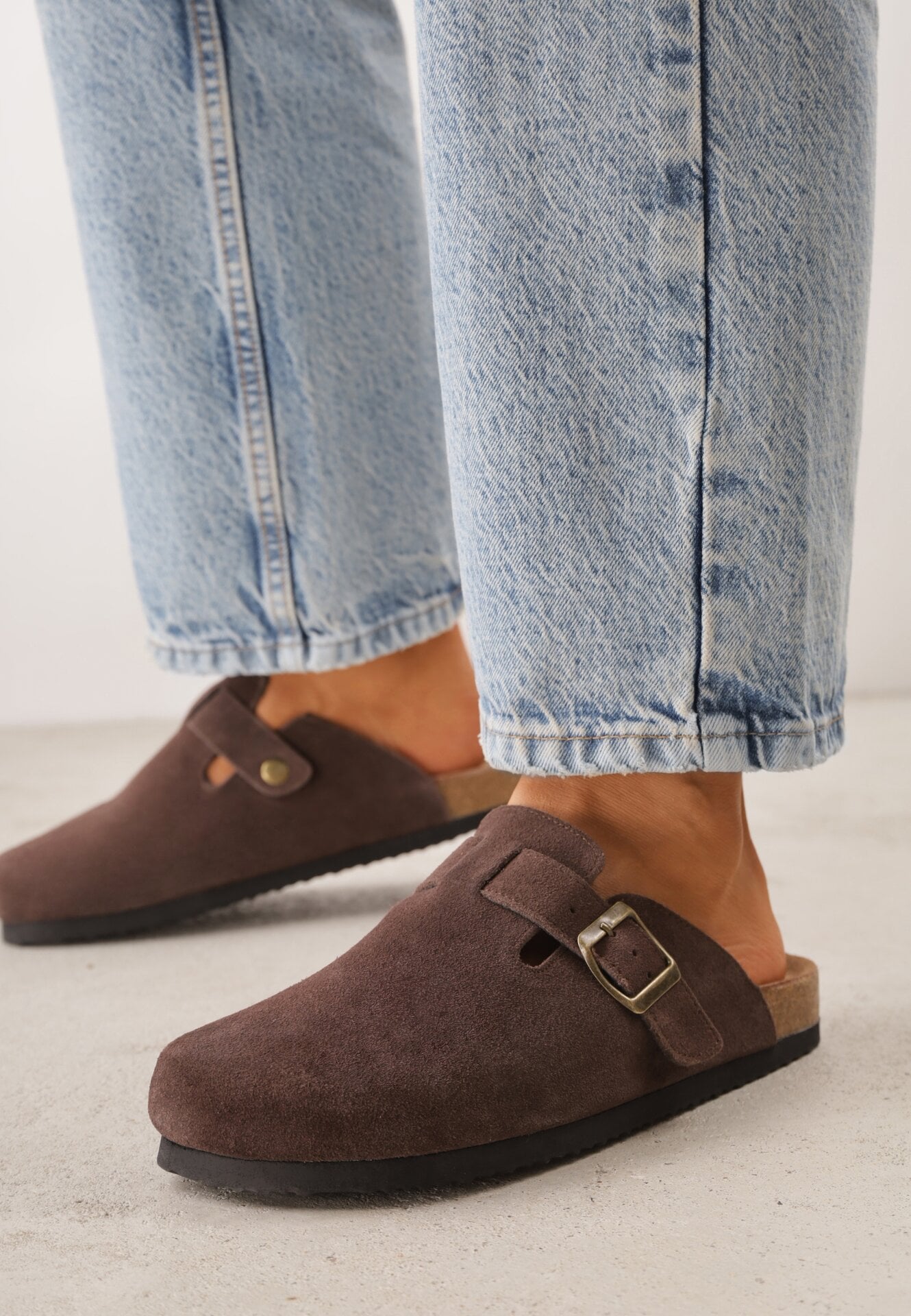 Brązowe Zamszowe Klapki w Stylu Chodaków Ozdobione Klamrą Irinania