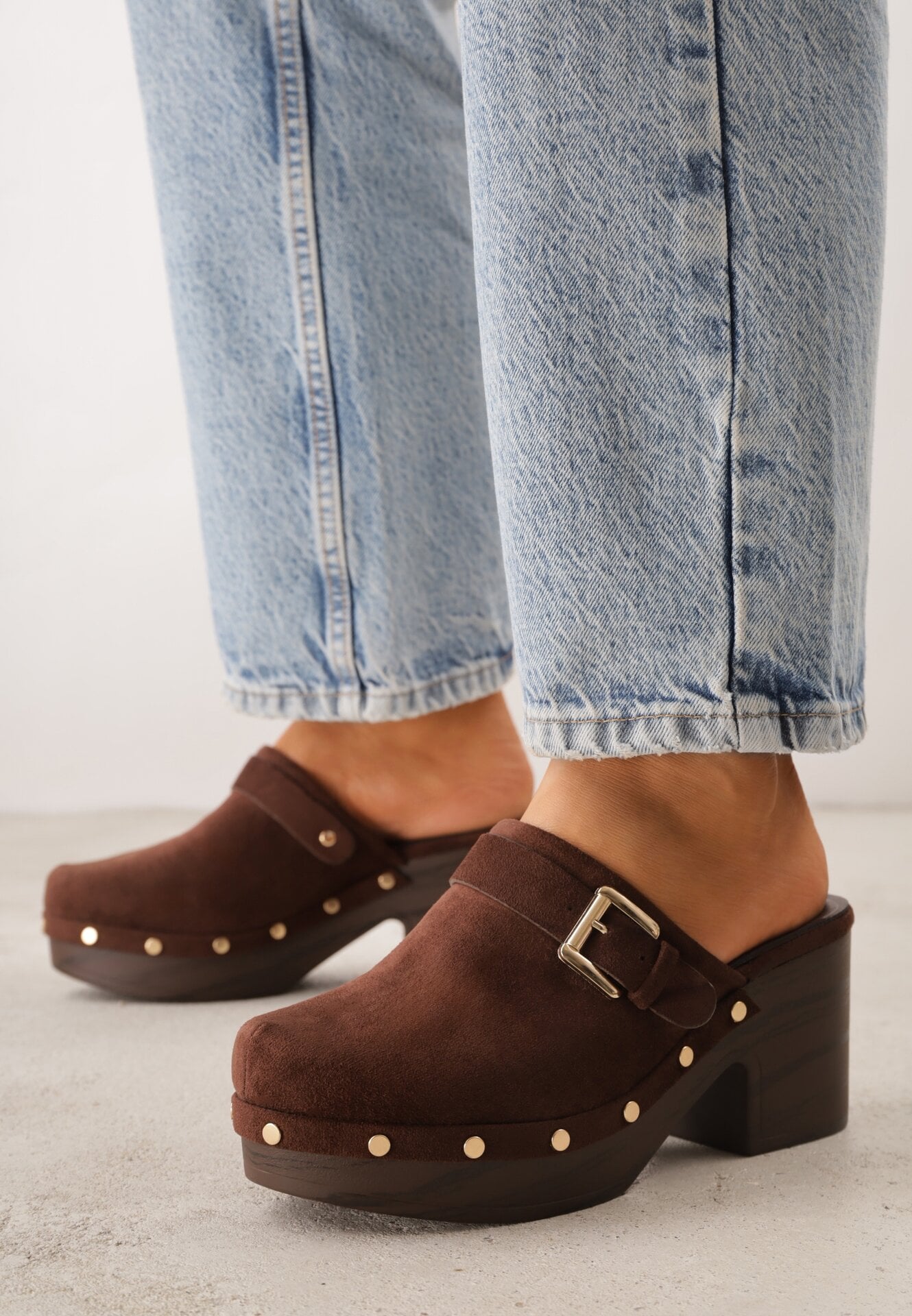 Ciemnobrązowe Klapki Chodaki na Słupku z Imitacji Drewna Zdobione Nitami i Sprzączką Salona