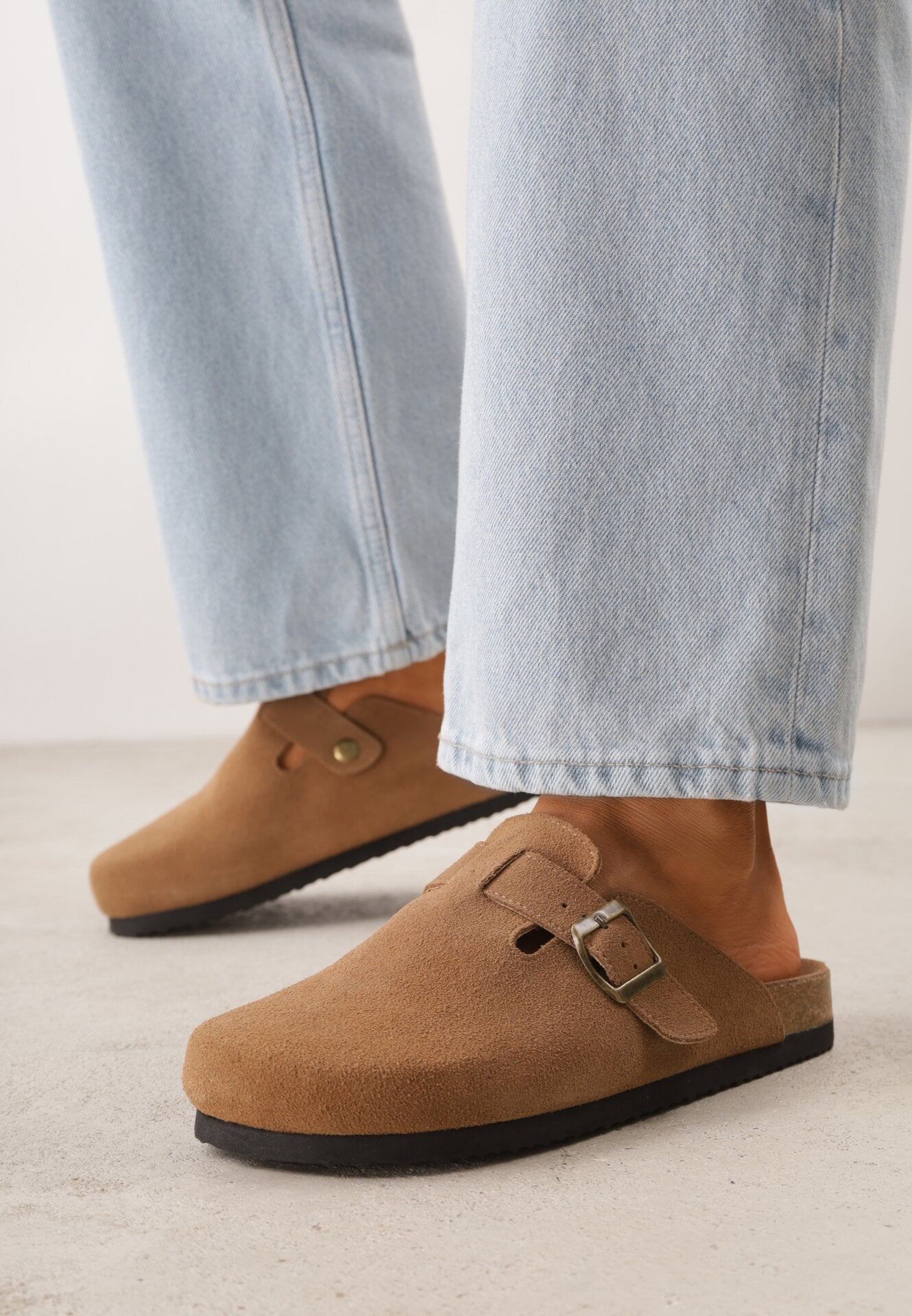 Jasnobrązowe Zamszowe Klapki w Stylu Chodaków Ozdobione Klamrą Irinania