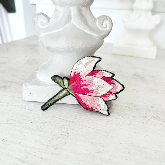 Broszka KWIAT 27 ręcznie haftowana przypinka z koralikami magnolia