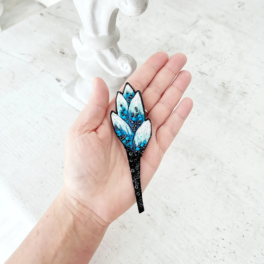 Broszka KWIAT 23 ręcznie haftowana przypinka z koralikami