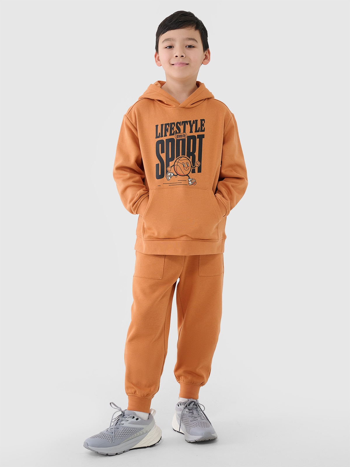 4F Spodnie dresowe joggery chłopięce - pomarańczowe 122 (6-7 lat)