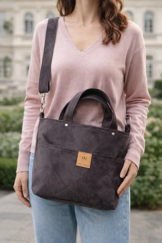 Mała zamszowa torebka z kieszeniami Czekoladowa