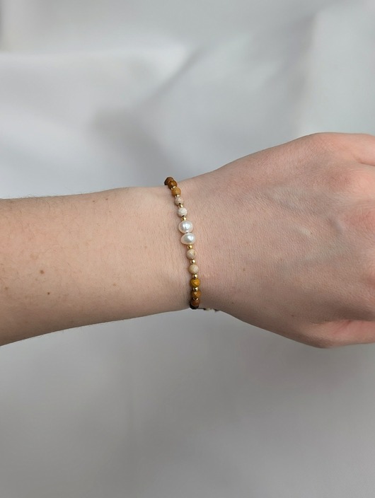 Cieniowany mokait z perłami i złotem - bransoletka na nici