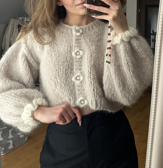 Kardigan Fleur marcepan kwiaty koronki falbanki ozdobne guziki