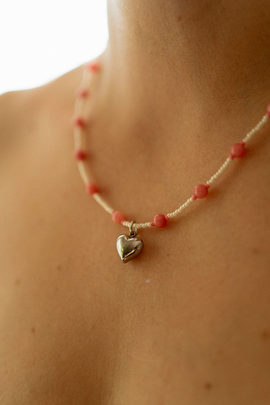 Naszyjnik z koralików z zawieszką serce
