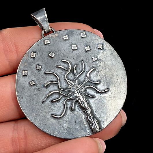 Srebrne drzewo wśród gwiazd