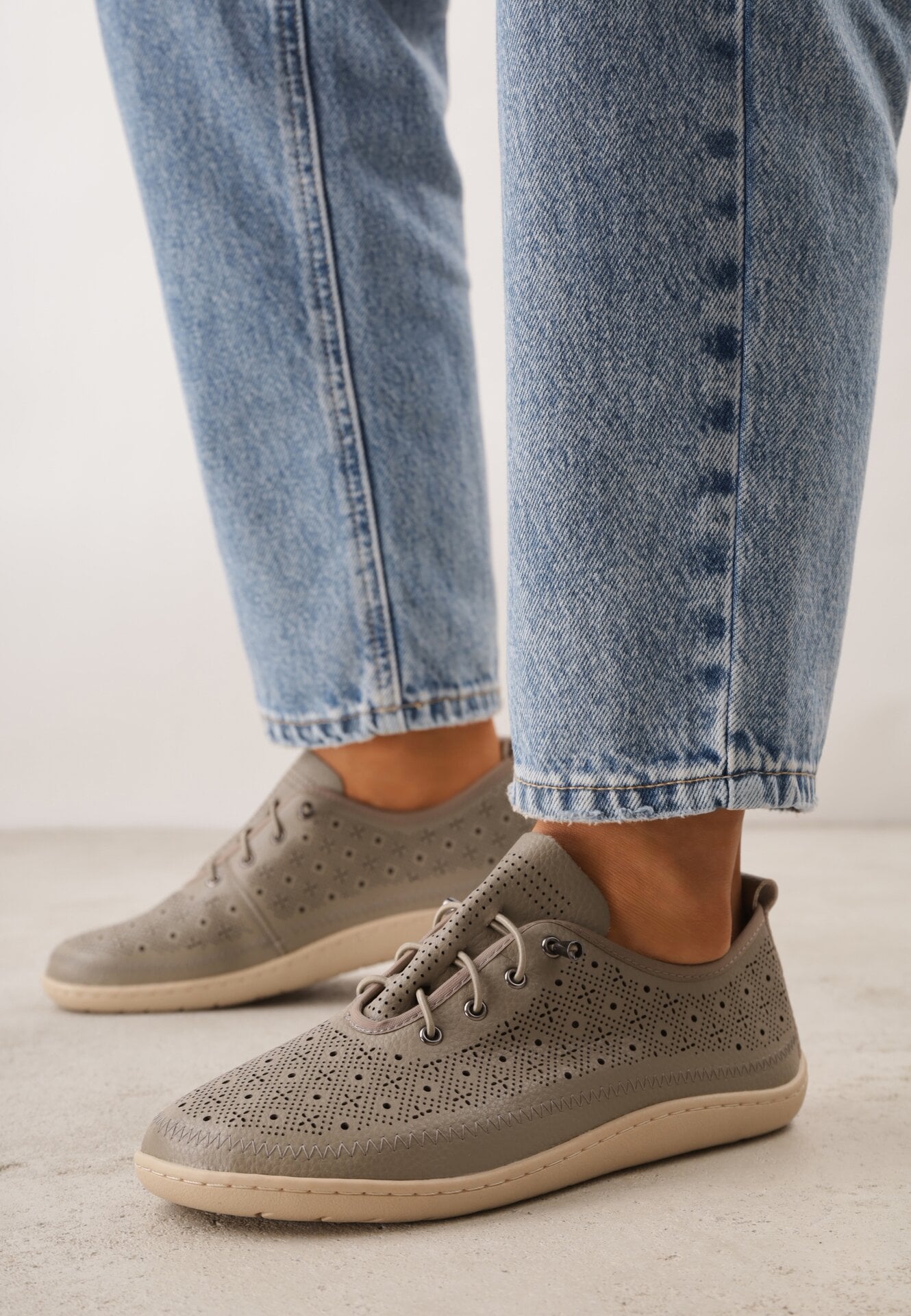 Szare Skórzane Tenisówki z Ażurową Cholewką Nesseli