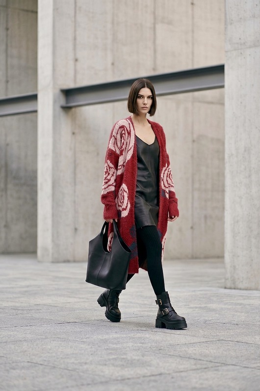 Spektakularny kardigan w róże, czerwony