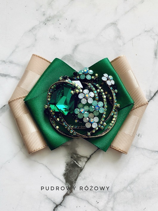 Brosza z zielonym kryształem oplątanym kwiatkami NEW