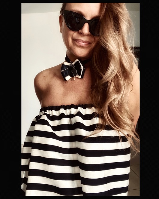 Brosza WOMAN w stylu Pop Art z artystyczną Kobietą