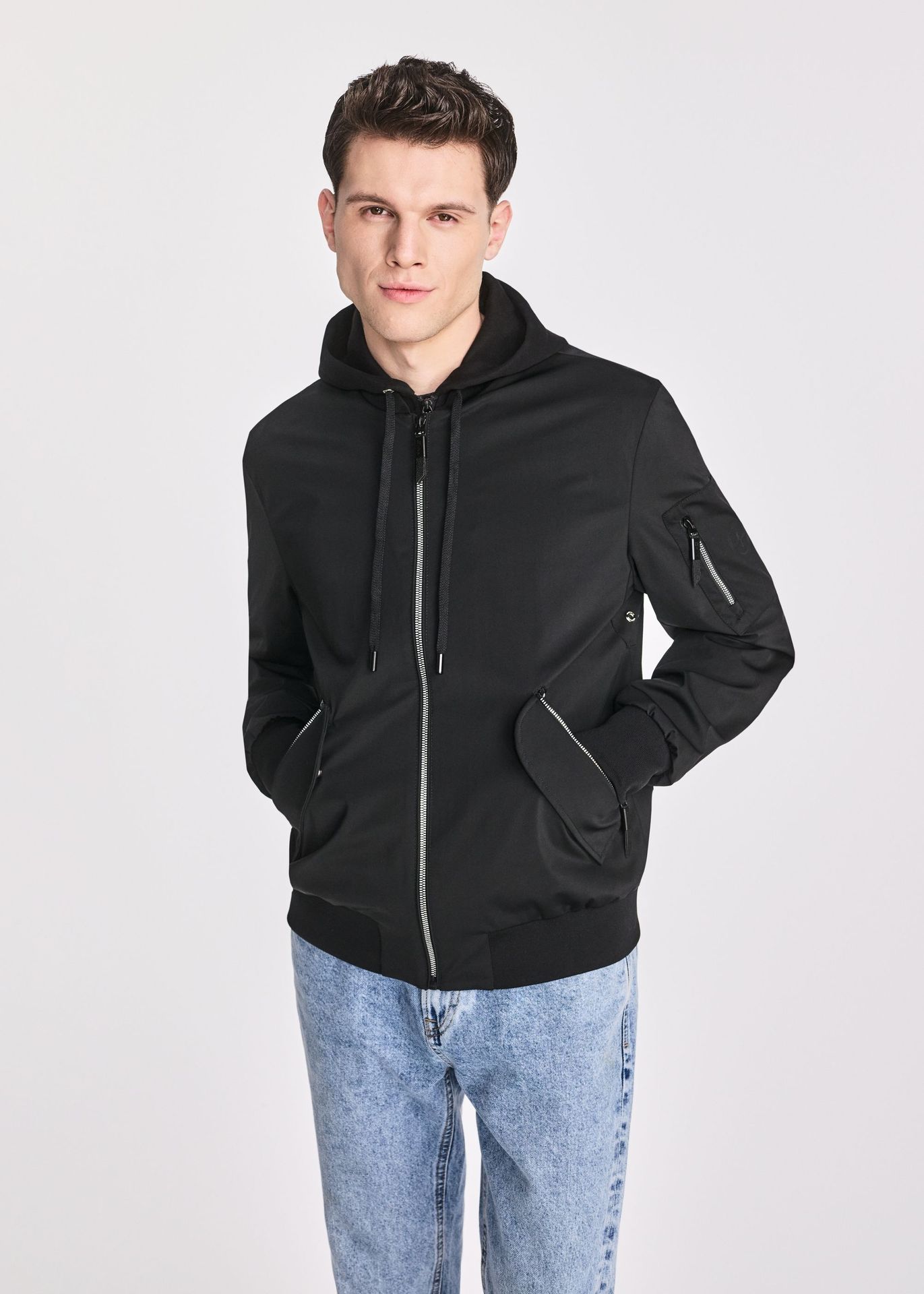 Czarna przejściowa kurtka męska