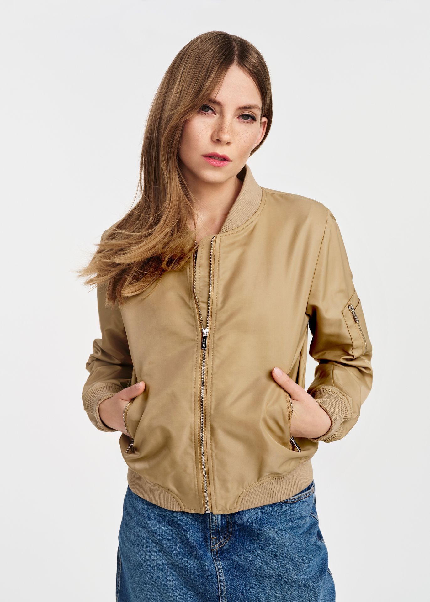 Kurtka bomberka damska w kolorze camelu
