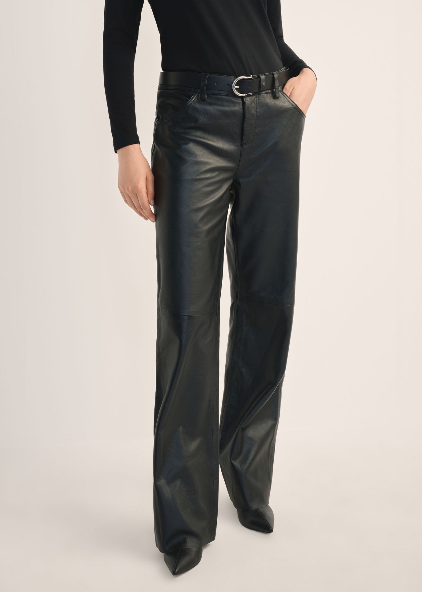 Czarne szerokie spodnie skórzane damskie