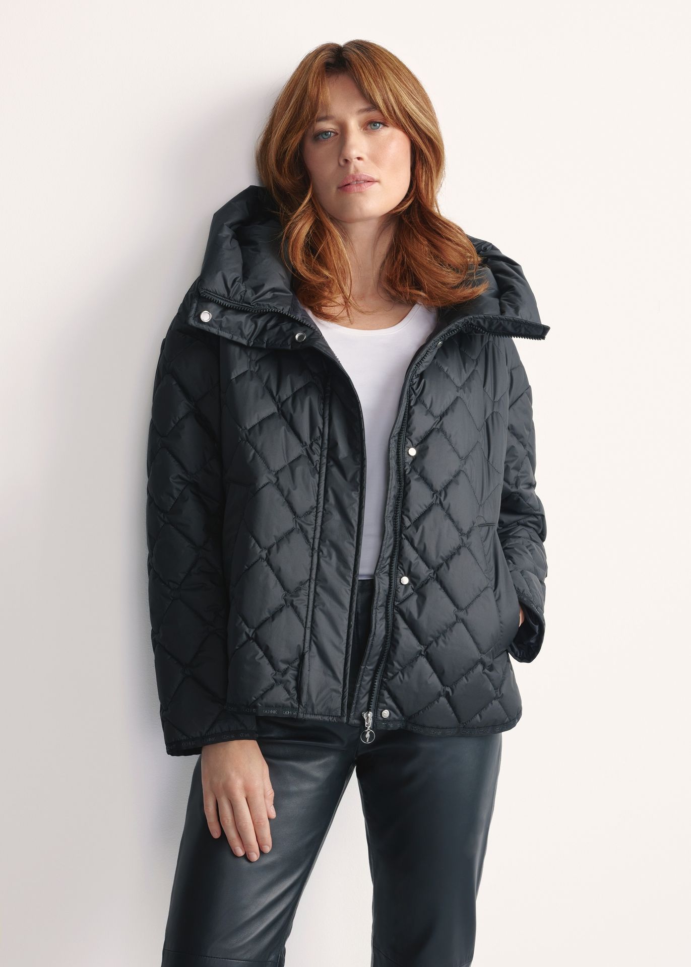 Czarna pikowana kurtka damska z kapturem