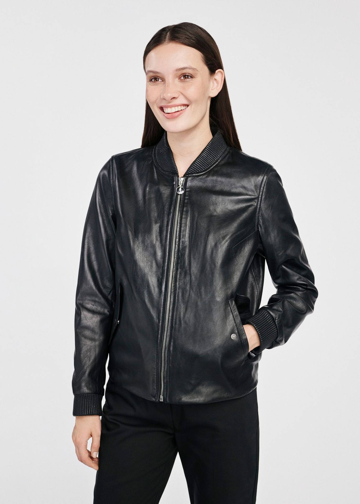 Czarna skórzana kurtka bomber