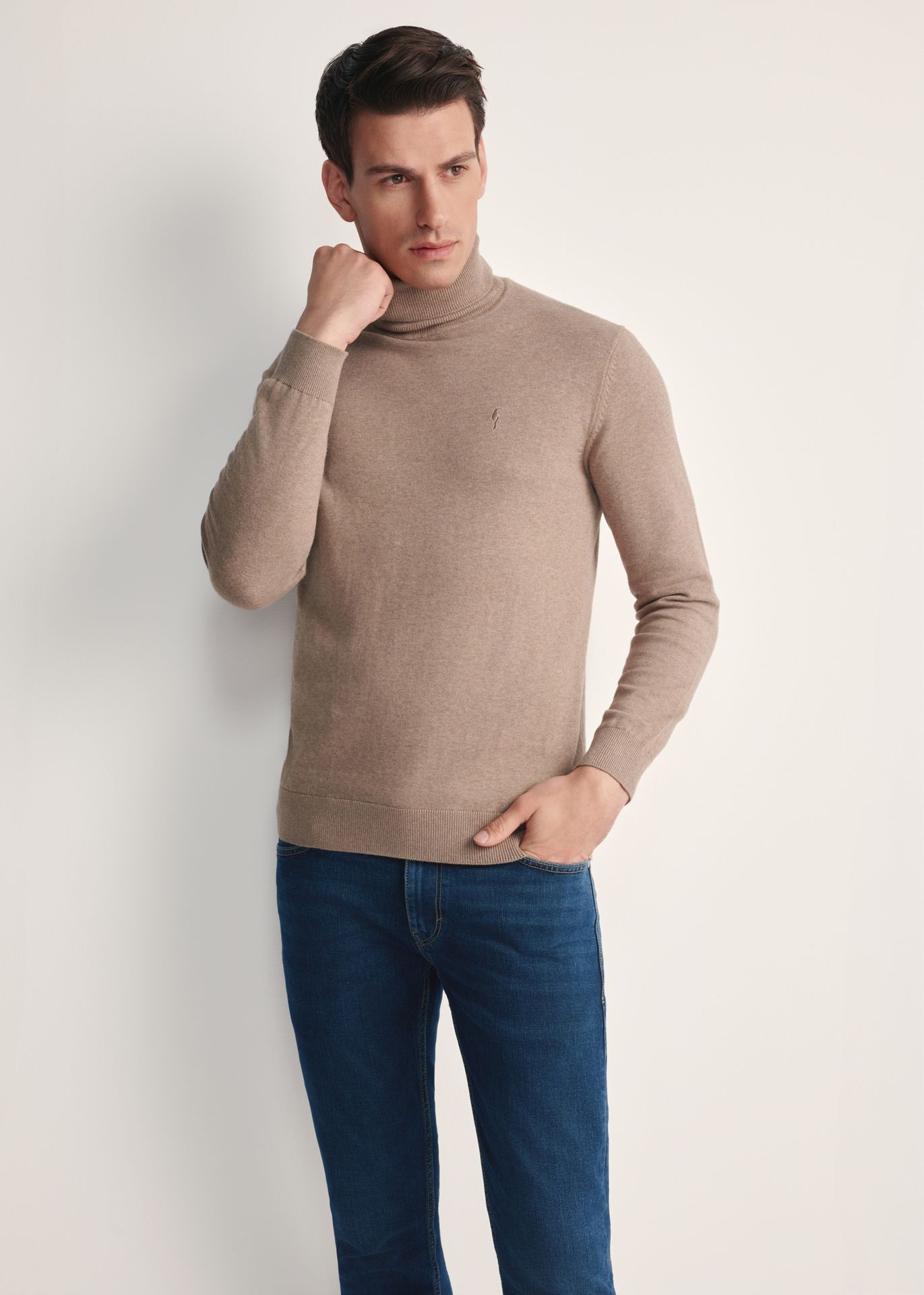 Camelowy sweter męski z golfem
