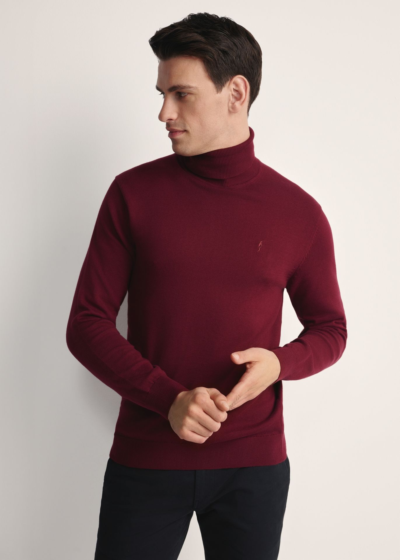 Bordowy sweter męski z golfem