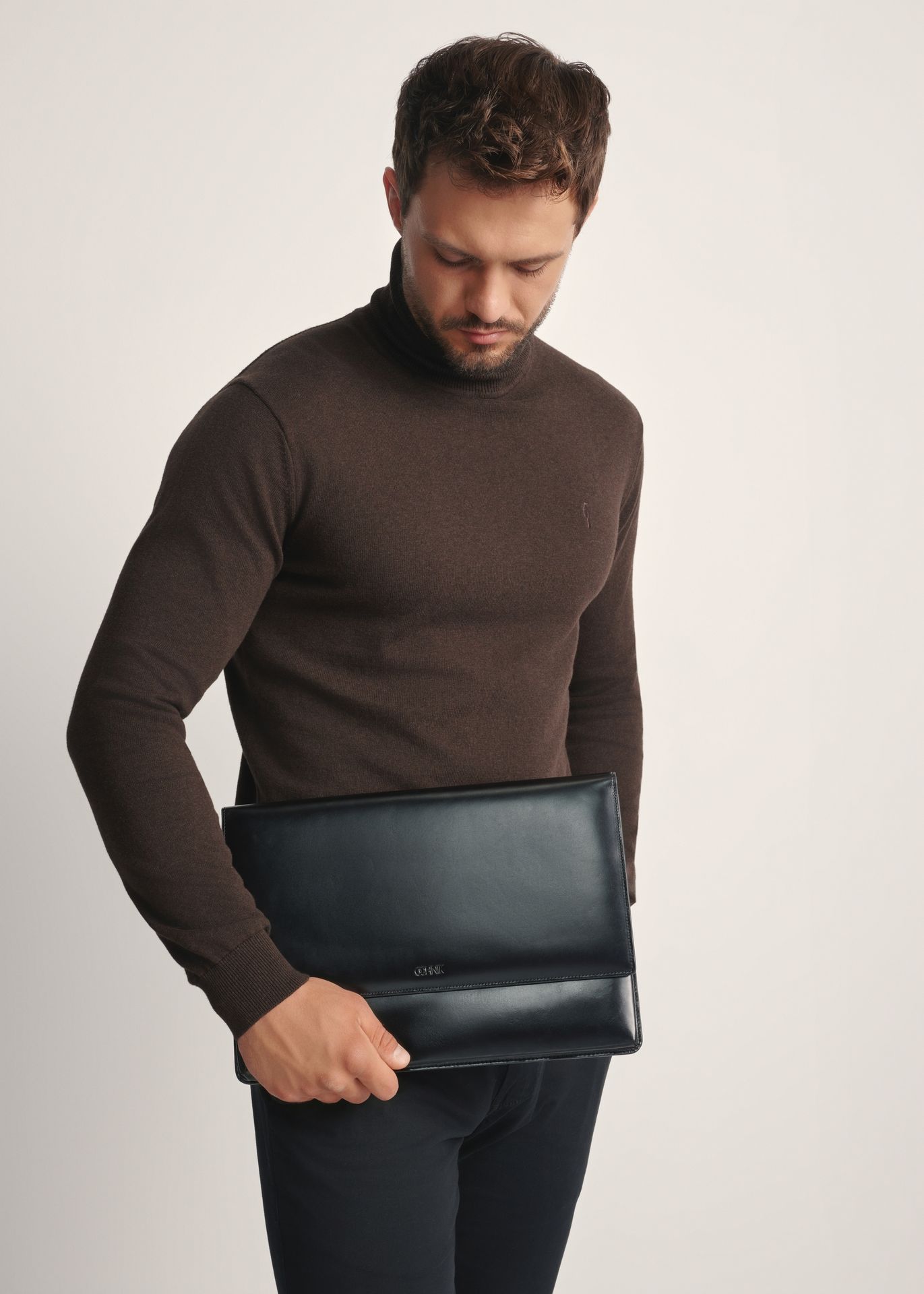 Czarna skórzana aktówka męska