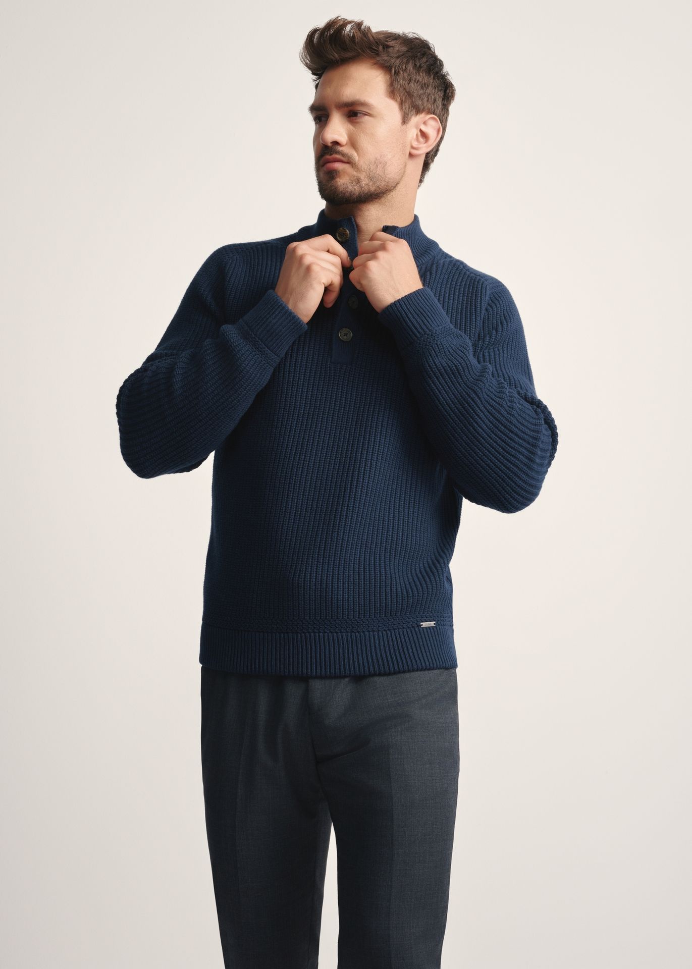 Granatowy sweter męski ze stójką