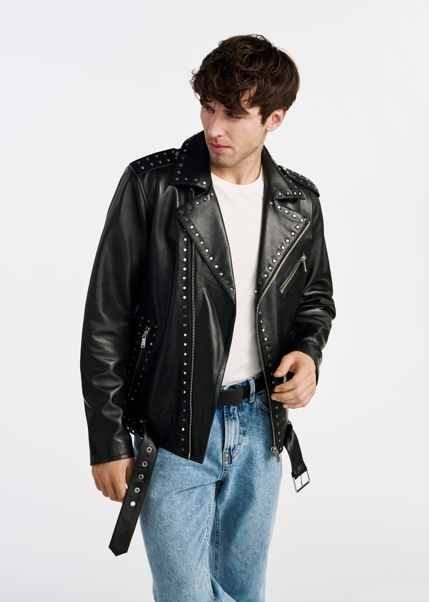 Czarna skórzana kurtka męska z ćwiekami