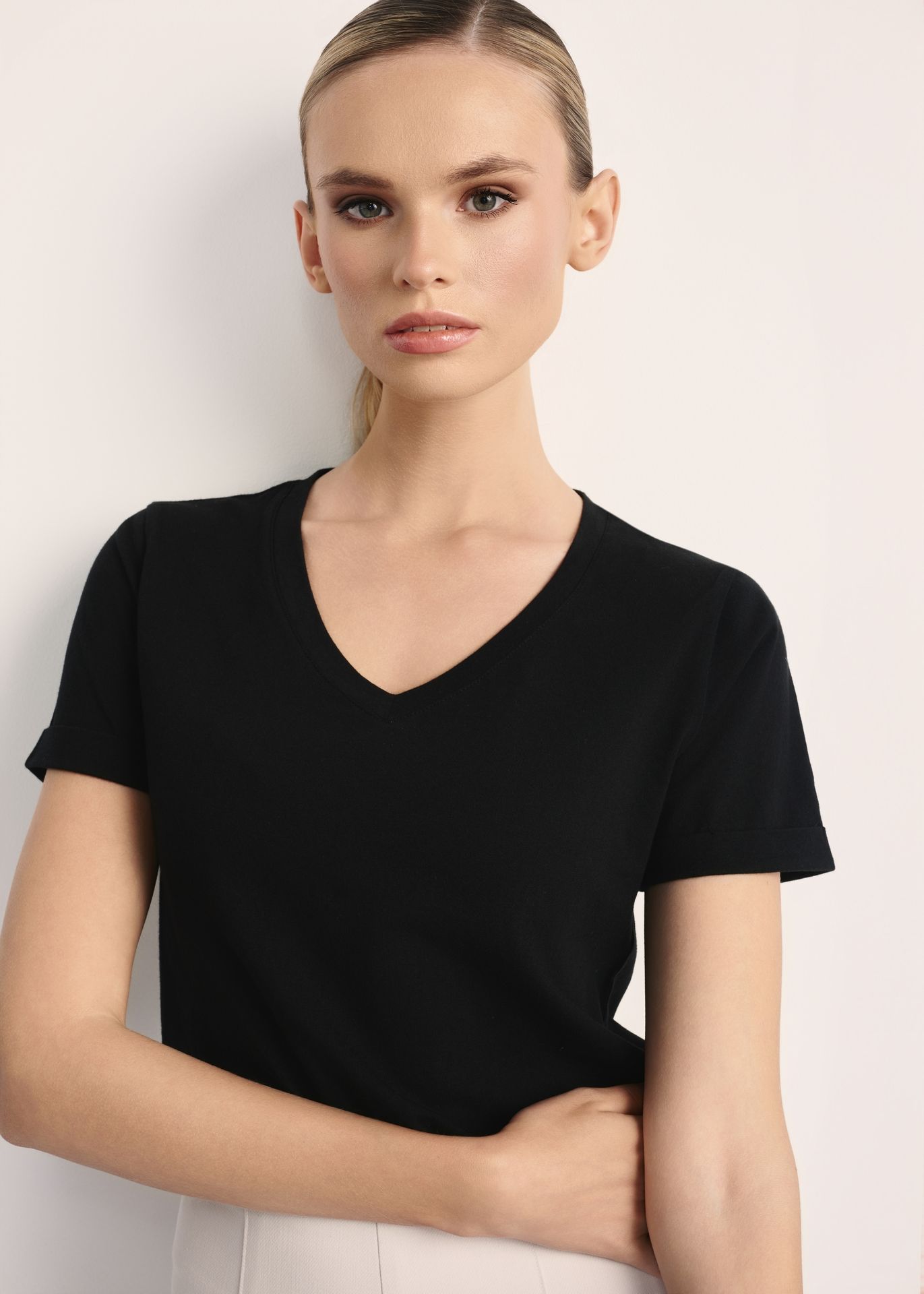 Czarny T-shirt damski w serek