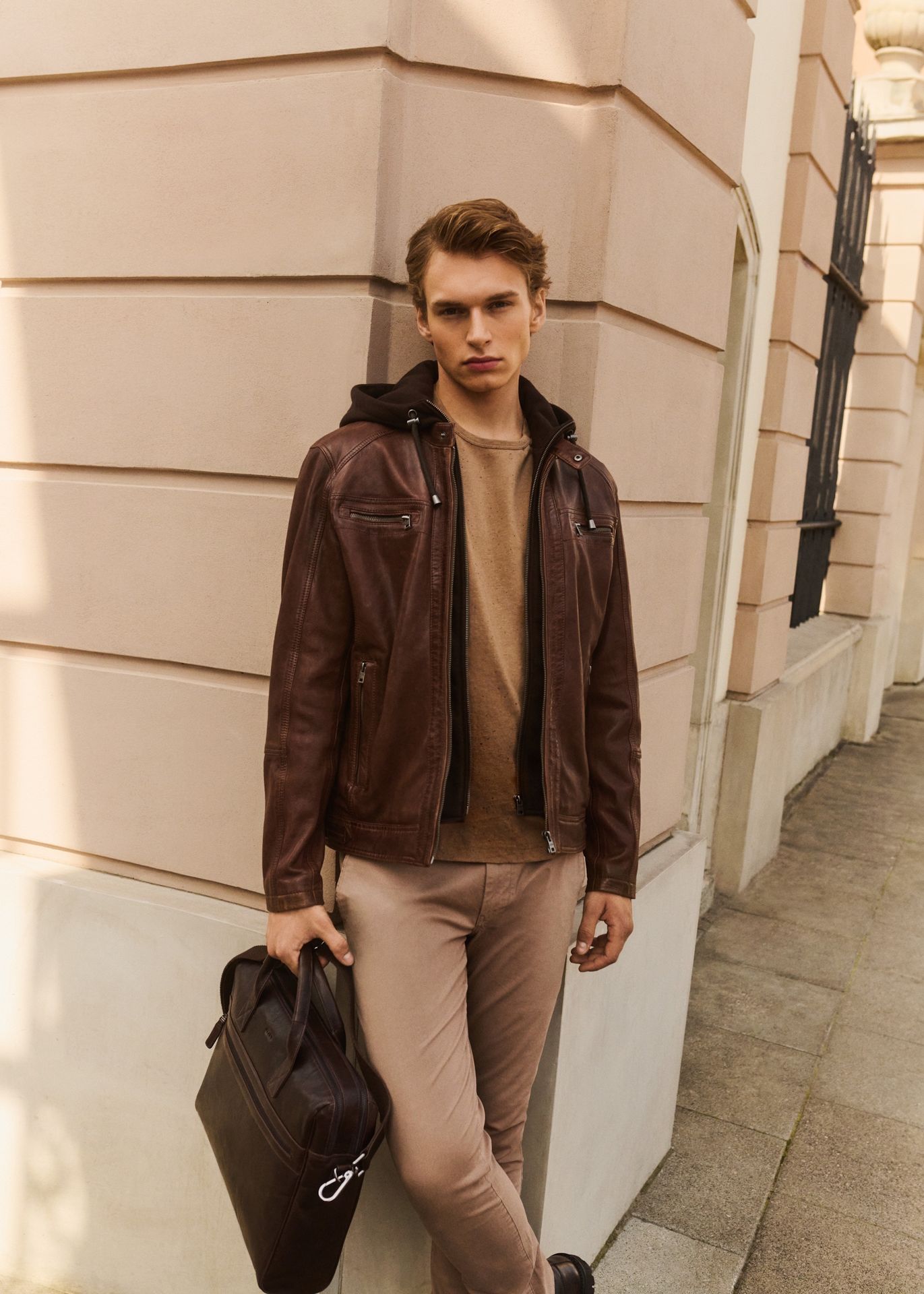 Brązowa skórzana kurtka męska z kapturem