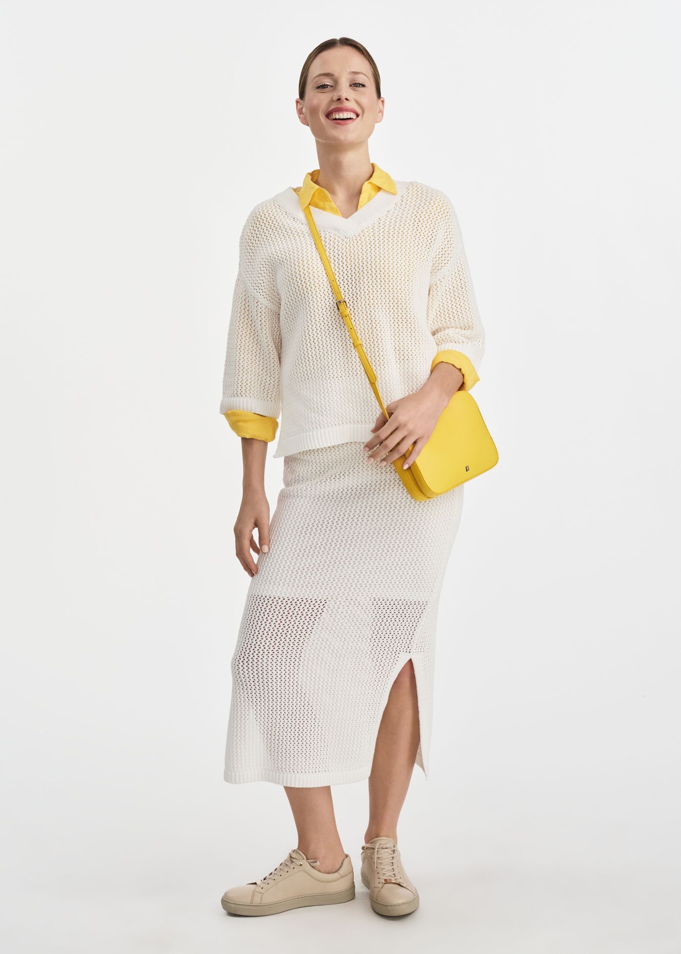 Biała dzianinowa spódnica midi