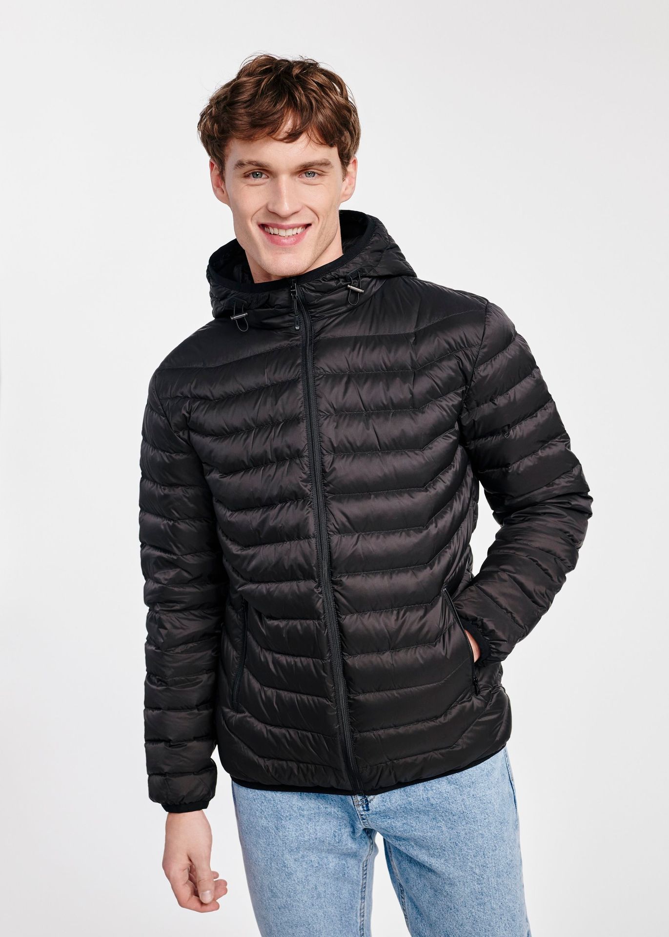 Czarna kurtka męska przejściowa z kapturem