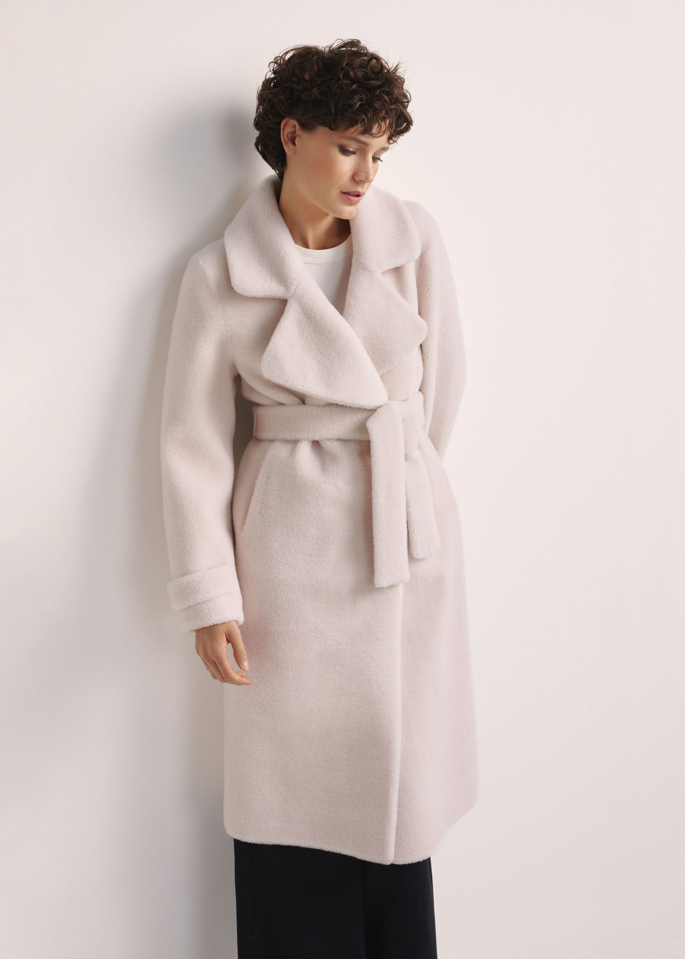 Długie wełniane futro w kolorze kremowym