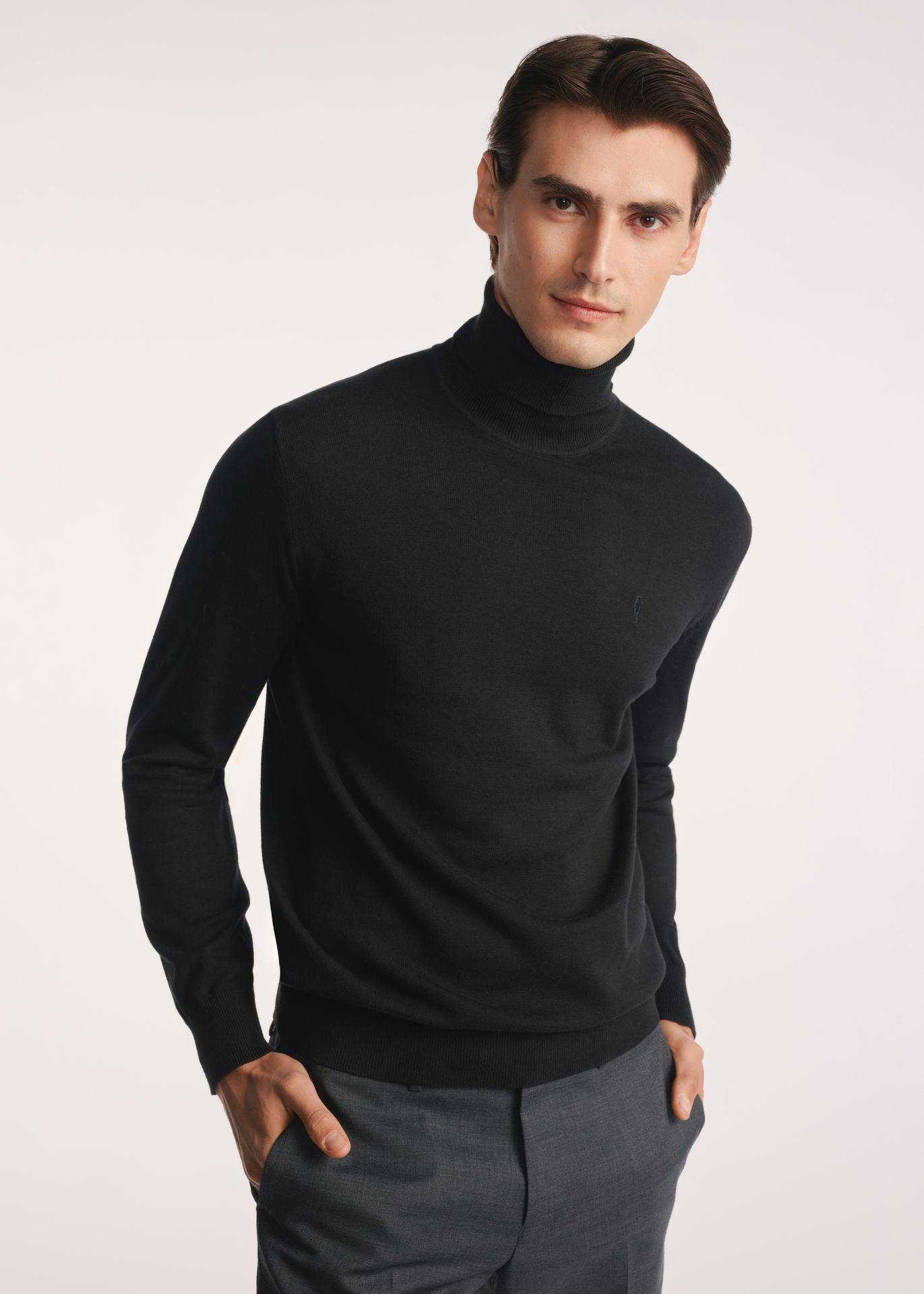 Czarny sweter męski z golfem