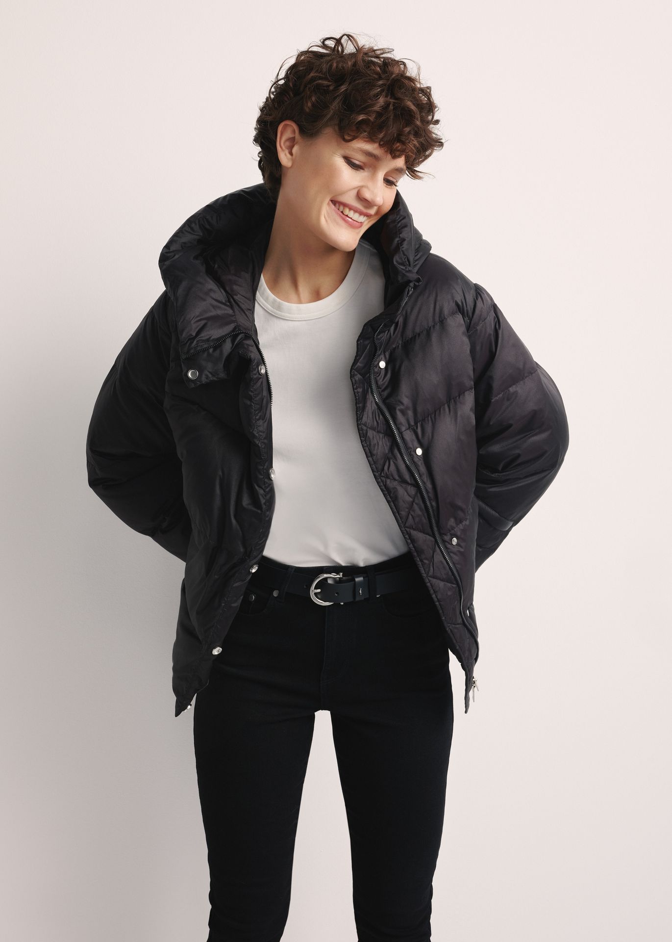 Czarna puchowa kurtka damska