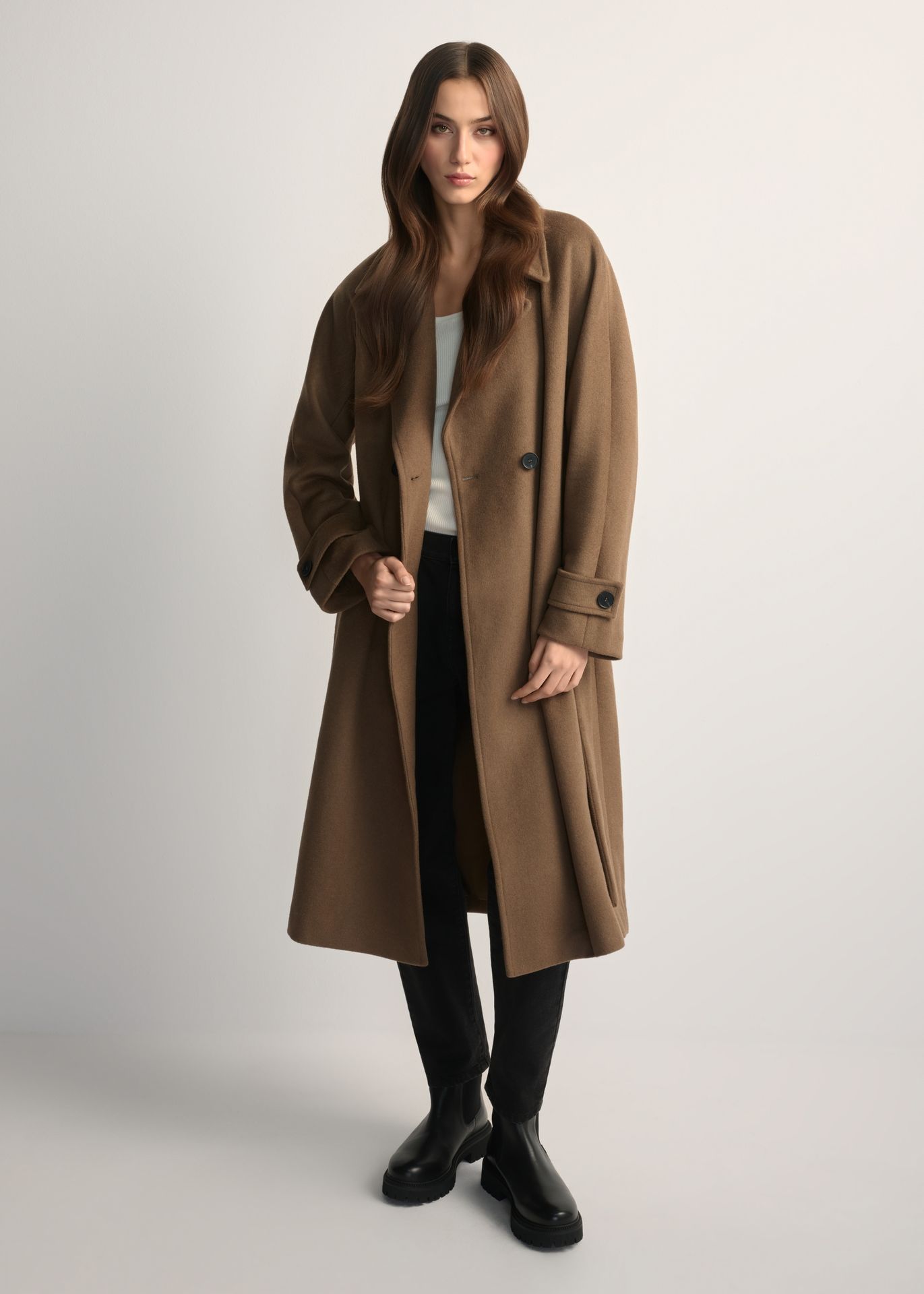 Wełniany płaszcz damski camelowy