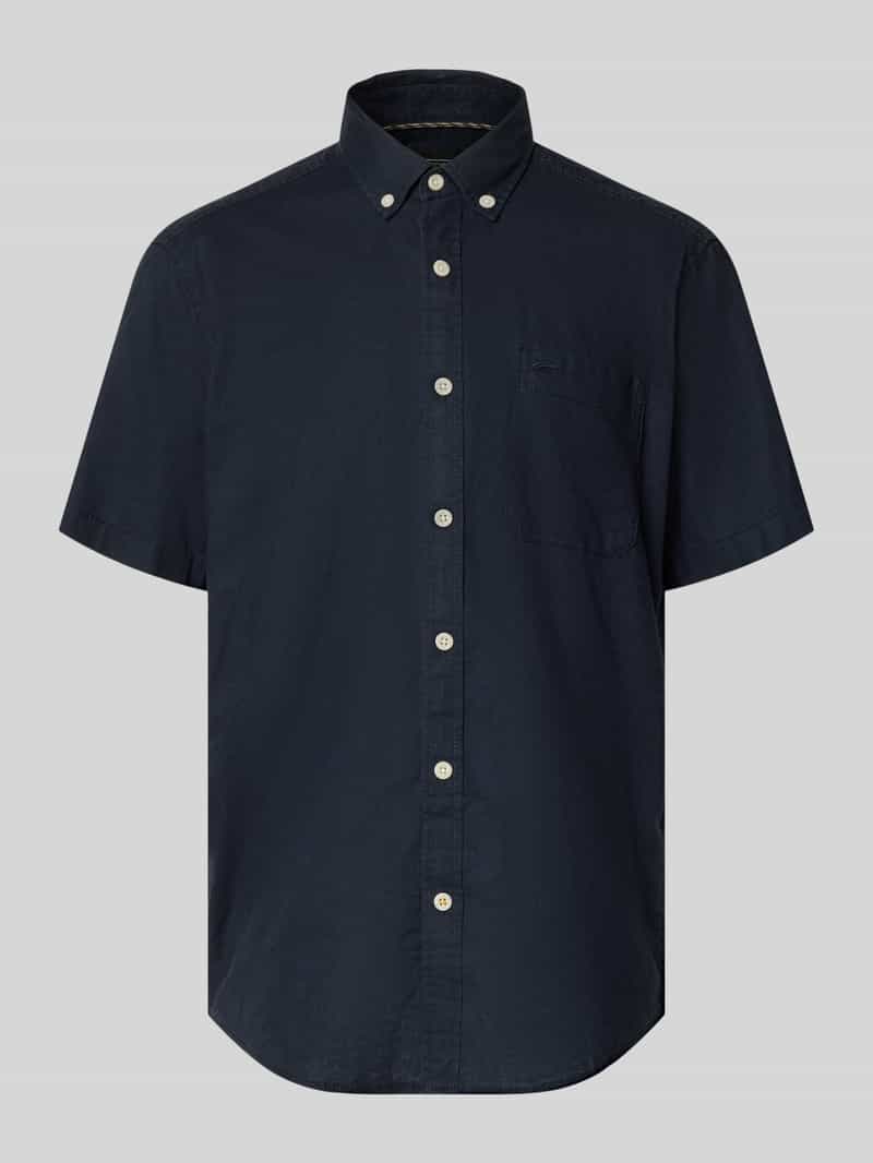 Koszula casualowa o kroju regular fit z kołnierzykiem typu button down