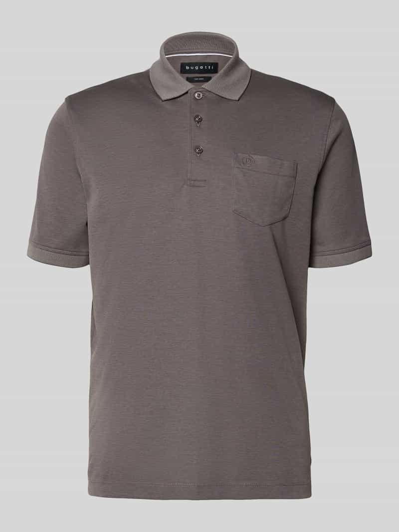 Koszulka polo o kroju regular fit z brustaszą i wyhaftowanym logo
