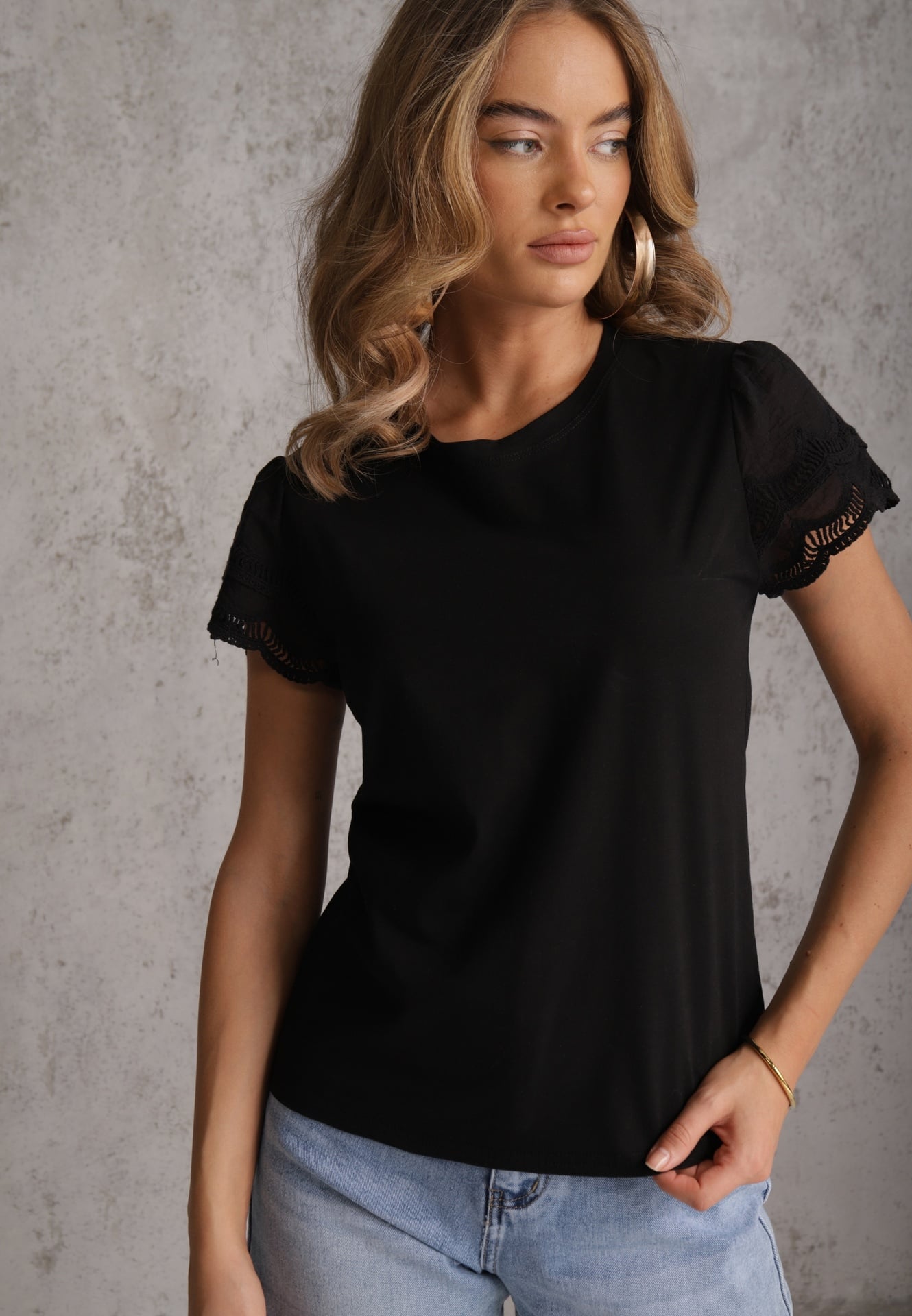 Czarny T-shirt z Bawełny z Rękawami z Koronki Hycis