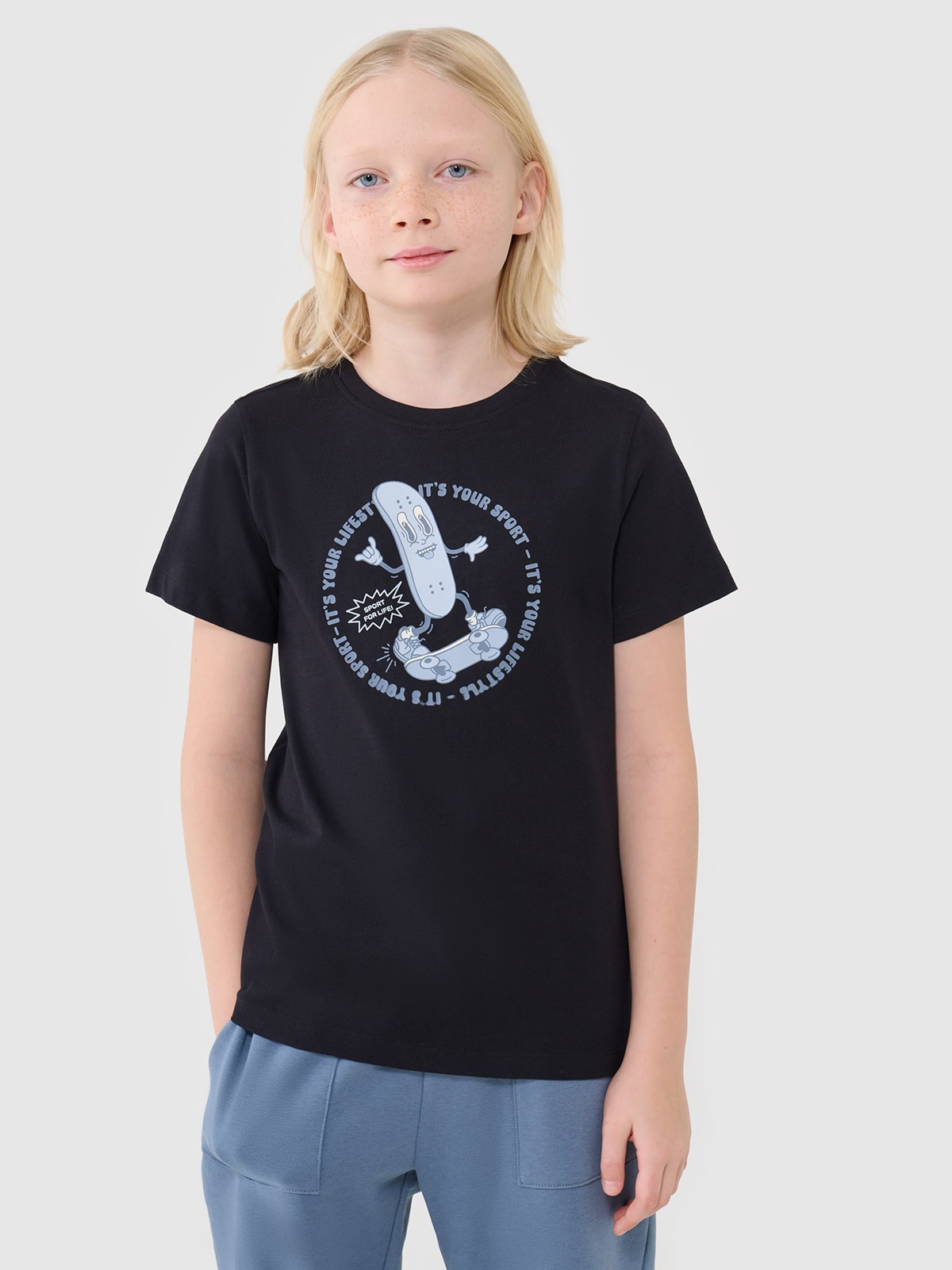 4F T-shirt regular z nadrukiem chłopięcy - czarny 140 (9-10 lat)