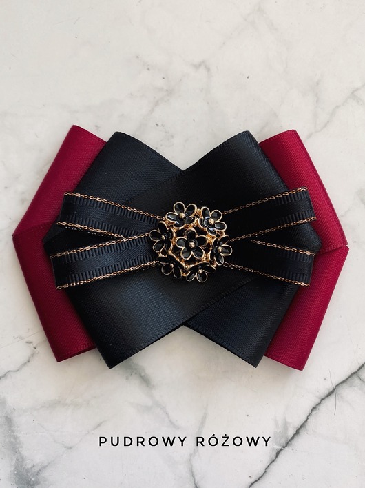 Klasyk! Brosza z delikatnymi czarno złotymi kwiatkami