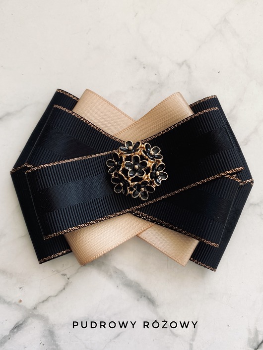 Klasyk! Brosza z delikatnymi czarno złotymi kwiatkami