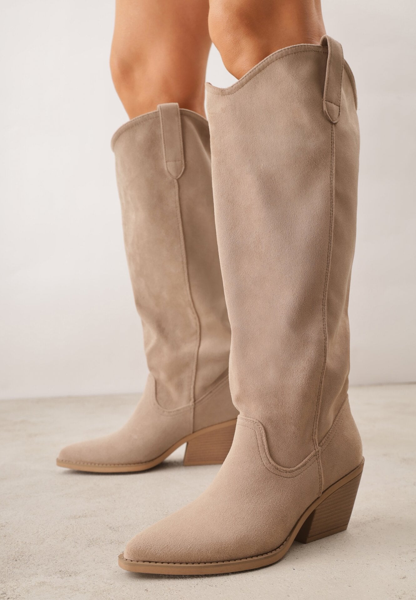 Ciemnobeżowe Gładkie Kozaki Kowbojki z Imitacji Zamszu na Stożkowym Obcasie Karelia