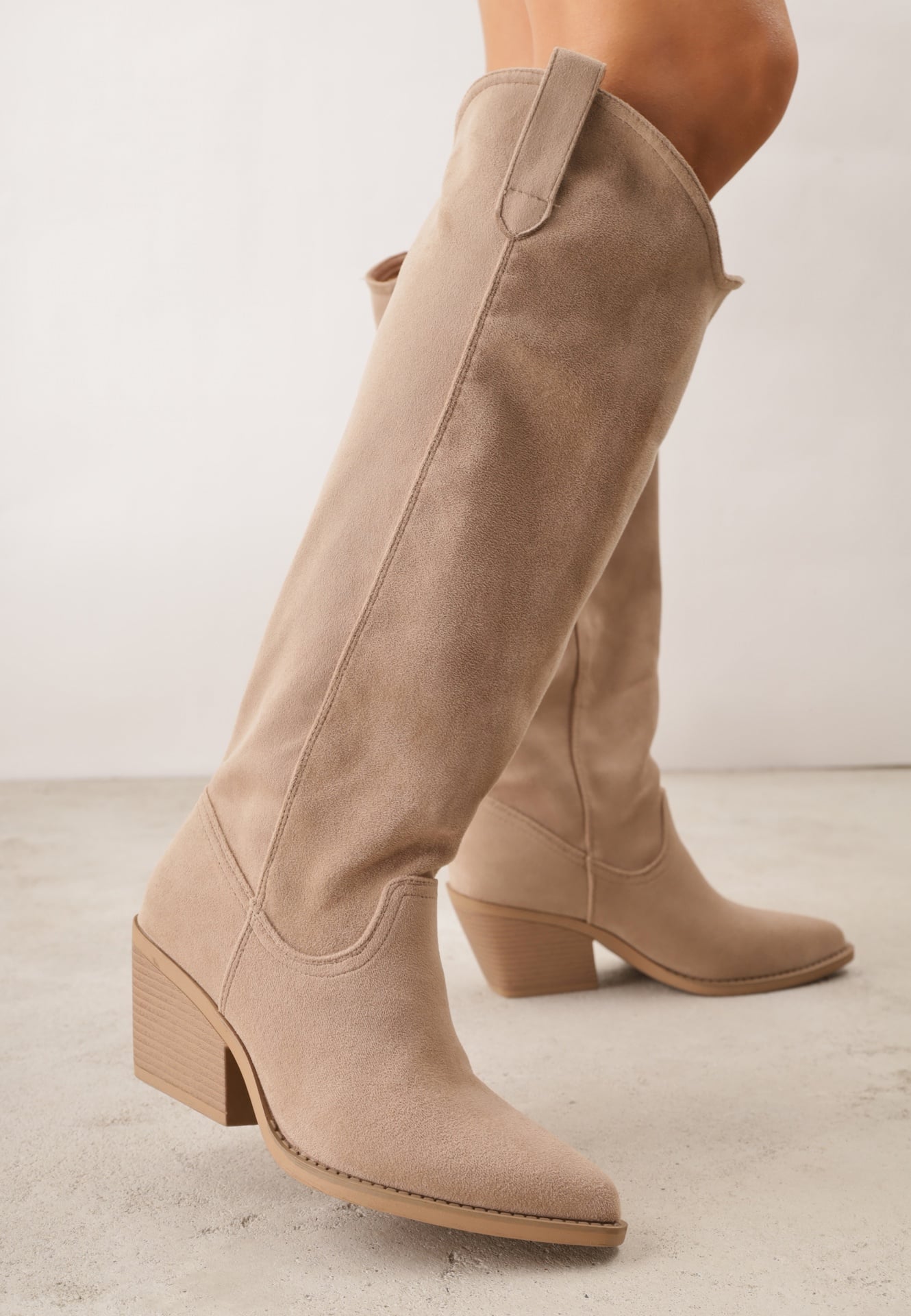 Ciemnobeżowe Kozaki Kowbojki na Stożku z Gładką Cholewką z Imitacji Zamszu Halille