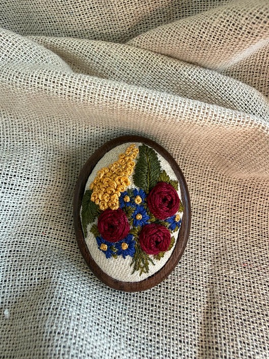 Ręcznie haftowana broszka Bukiet kwiatów