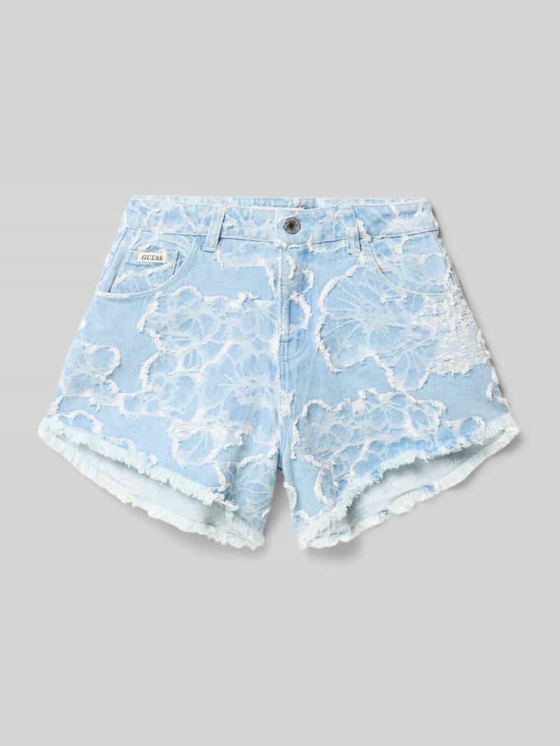 szorty jeansowe z postrzępionym dołem i detal z logo